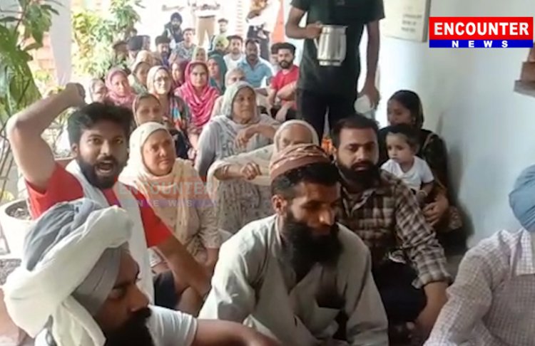 ਪੰਜਾਬ: ਨੌਕਰੀਆਂ ਤੋਂ ਬਰਖ਼ਾਸਤ ਮੁਲਾਜ਼ਮਾਂ ਨੇ RSD ਮੁੱਖ ਇੰਜੀਨੀਅਰ ਦਾ ਘੇਰਿਆ ਦਫ਼ਤਰ, ਦੇਖੋਂ ਵੀਡਿਓ