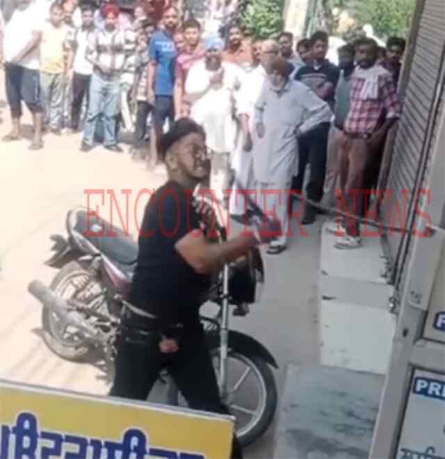 पंजाबः दो पत्रकारों में चली तलवारें, देखें वीडियो