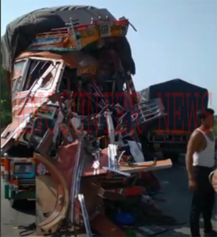 पंजाबः ट्राला-ट्रक की आमने-सामने हुई भयानक टक्कर, उड़े परखच्चे