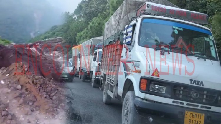 लैंडस्लाइड के चलते चंडीगढ़-शिमला हाइवे बंद, लगा लंबा जाम, देखें वीडियो