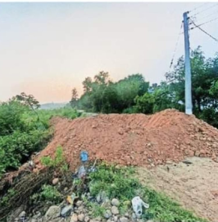 संघनेई खड्ड में जेसीबी से उखाड़ दिया तटीकरण, मामला दर्ज