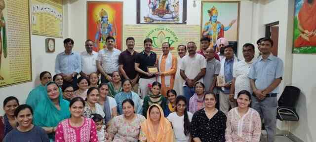 आज की दौड़ भरी जिंदगी में सभी को योग अपनाना चाहिए 