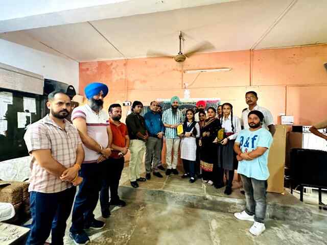 ਪੰਜਾਬ: ਸ਼ਾਨਦਾਰ ਨਤੀਜੇ ਆਣ ਤੇ ਵਿਧਾਇਕ ਨੇ ਬੱਚਿਆਂ ਨੂੰ ਕੀਤਾ ਸਨਮਾਨਿਤ, ਦੇਖੋ ਵੀਡਿਓ