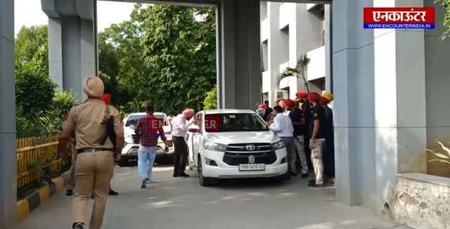 पंजाबः कैबिनेट मंत्री ने इ.टी.ओ के अधिकारियों से की मीटिंग, देखें वीडियो
