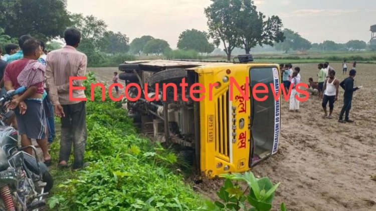 बड़ा हादसाः बच्चों से भरी स्कूल बस पलटी, मची चीख-पुकार, देखें वीडियो