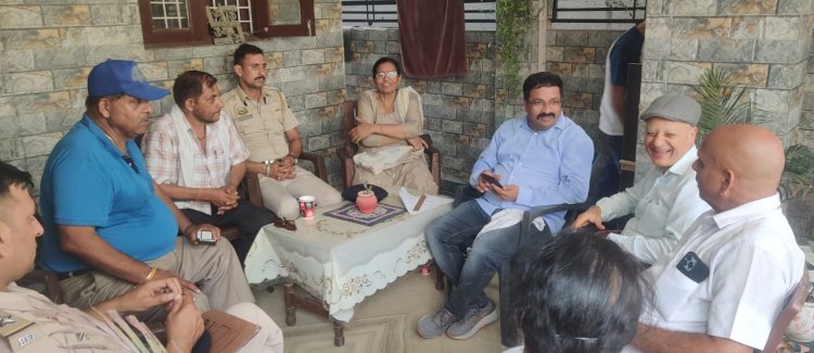 जिलाधीश के आदेश पर पुलिस की मौजूदगी में राजस्व विभाग ने दी विवादित रास्ते की निशानदेही