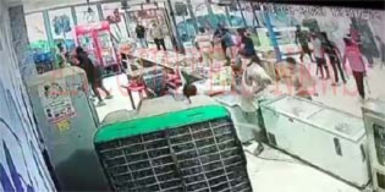 जालंधरः अज्ञात युवकों ने ढाबा कर्मचारियों पर किया हथियारों से हमला, की तोड़फोड़, देखें CCTV