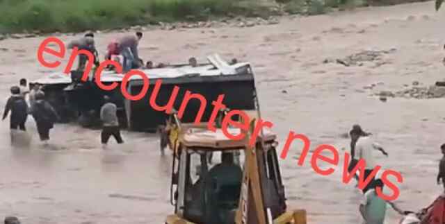 बारिश का कहर, यात्रियों से भरी बस बरसाती नाले में बही, देखें वीडियो