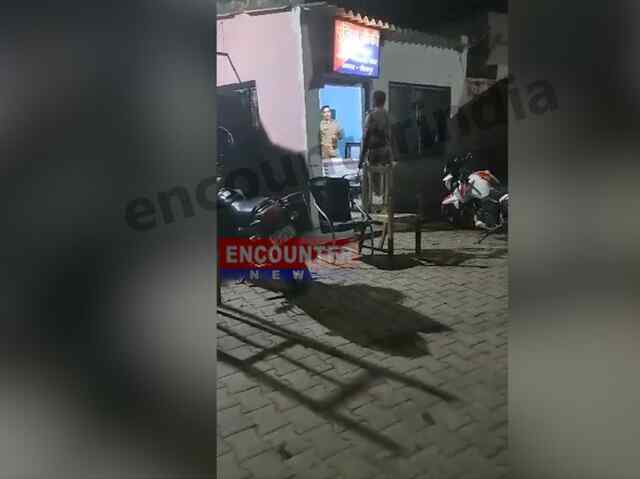 थाने में पुलिसकर्मी पर गुस्साई महिला ने बरसाईं लाठियां, वीडियो वायरल
