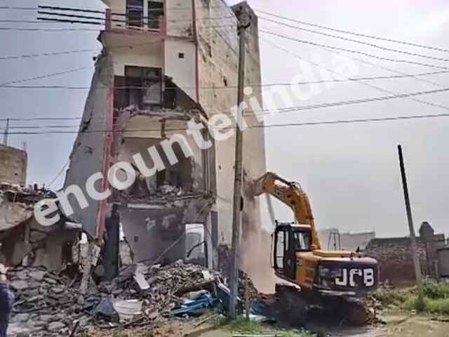 हिंसा मामले में प्रशासन ने की कारवाई ,3 मंजिला इमारत पर चला बुलडोजर