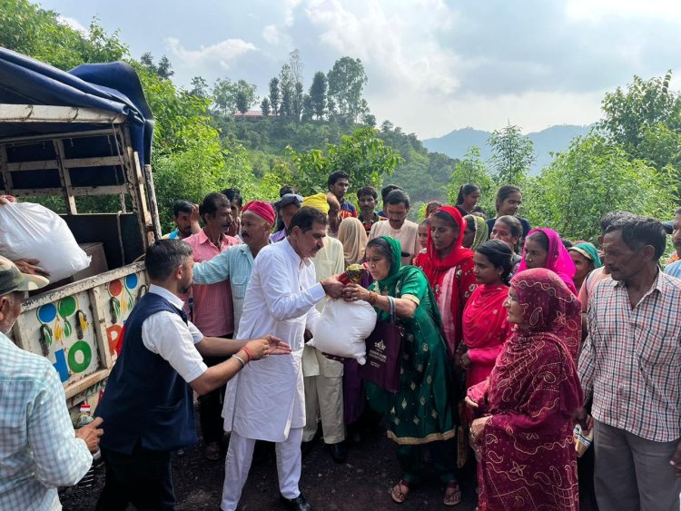 राम कुमार ने दाड़वा पंचायत में बाढ़ प्रभावितों को बांटी दो सौ राशन कीटें