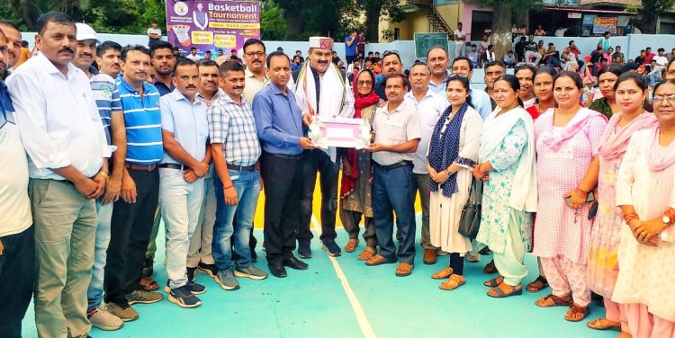 लठियानी स्कूल ने सीएम राहत कोष के लिए 15 हजार का चैक विधायक भुट्टो के माध्यम से भेजा 
