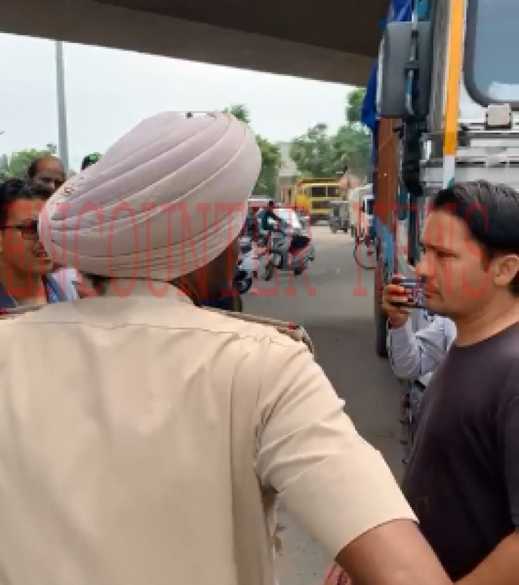 जालंधरः इस इलाके में ट्रक के नीचे आया व्यक्ति, हालत नाजुक, देखें Live
