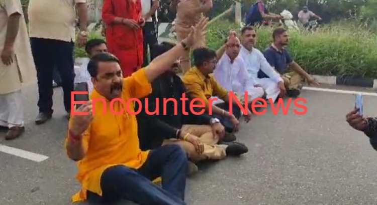 जालंधर: गौमांस की बरामदगी को लेकर हिंदू संगठनों ने किया हाईवे जाम, देखें वीडियो