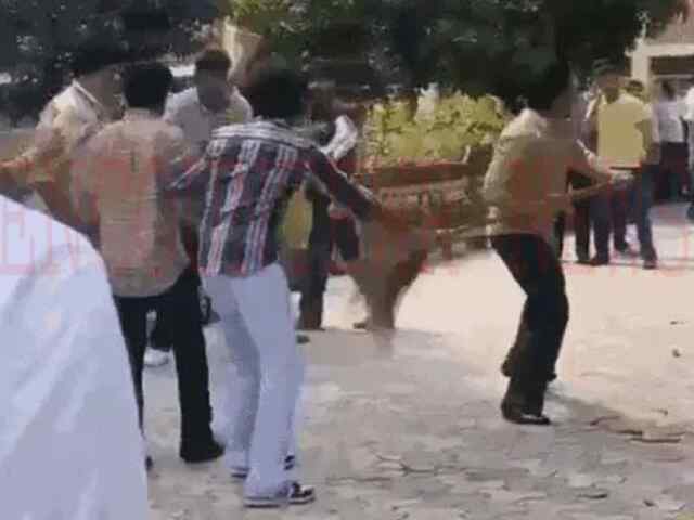 छात्रों के 2 गुटों में हुई झड़प, एक-दूसरे पर गमले और झाड़ू से किया हमला