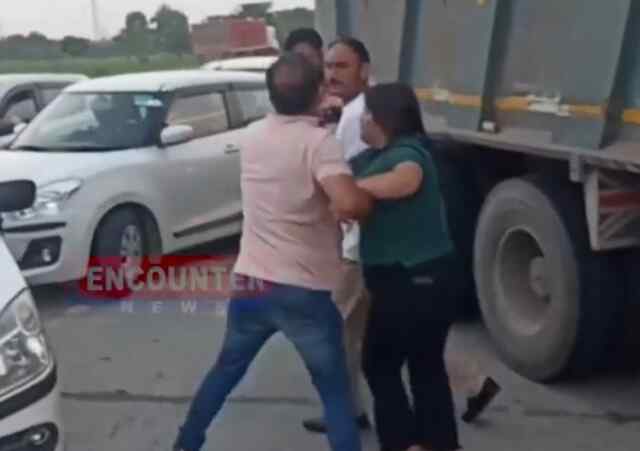 पंजाबः टोल प्लाजा पर ट्रक और कार की टक्कर, दोनों पक्षों ने एक-दूसरे पर किया तेजधार हथियारों से हमला, देखें वीडियो
