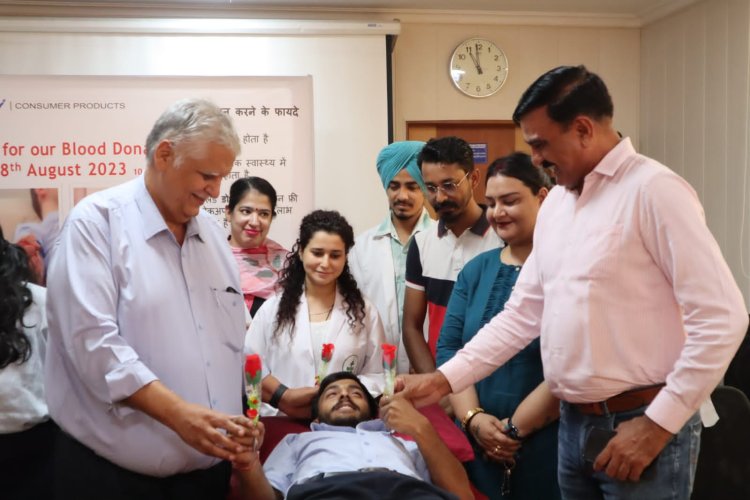 गोदरेज कंपनी में लगाया रक्तदान शिविर