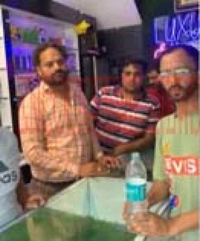 जालंधरः Dolphin Market में Luxury Mobile World की दुकान लाखों की चोरी, देखें Live