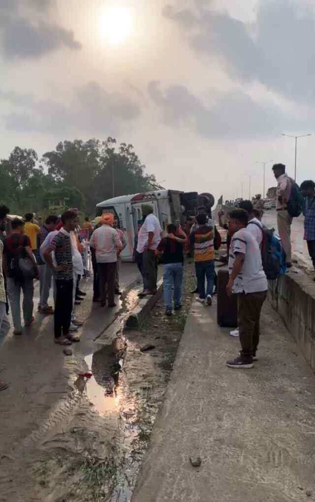 जालंधरः फ्लाईओवर चढ़ते दौरान सवारियों से भरी बस पलटी, मची चीख पुखारें, देखें Live