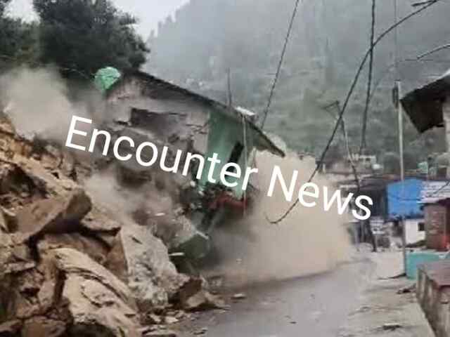 ताश के पत्तों की तरह गिरा 22 कमरों का होटल, लोगों में डर का माहौल, देखें वीडियो