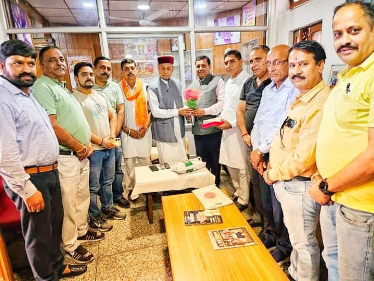 प्रदेश भाजपा उपाध्यक्ष वीरेंद्र कंवर ने समीरपुर में प्रो धूमल से की मुलाकात
