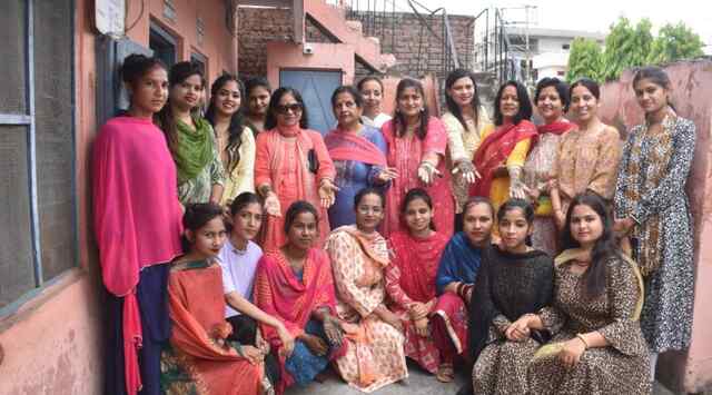 हिमोत्कर्ष महिला प्रशिक्षण संस्थान में तीज पर्व में मेहंदी, हेयरस्टाईल स्पर्धाओं का आयोजन किया