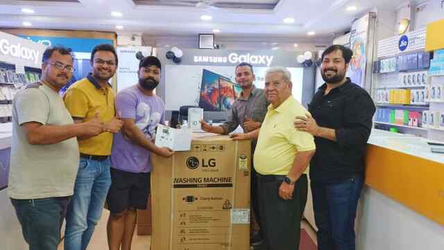 300 रुपये के लिए छोड़कर जा रहा था फोन मिला 20 हजार की वाशिंग मशीन का तोहफ़ा