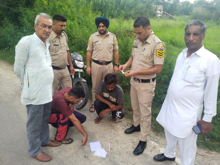 दुलैहड मे दो युवकों से 5.65 ग्राम चिट्टा पकड़ा