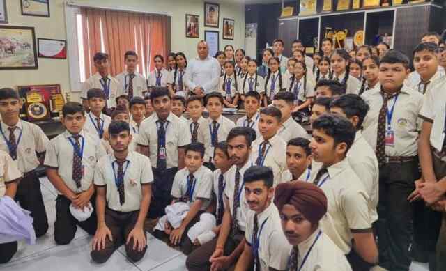 क्योरटेक कंपनी में विश्व स्तर की दवाओं का देखने पहुंचे बददी इंटरनेशनल छात्र