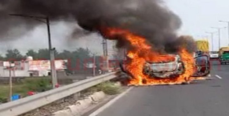 नेशनल हाईवे पर चलती गाड़ी में लगी आग