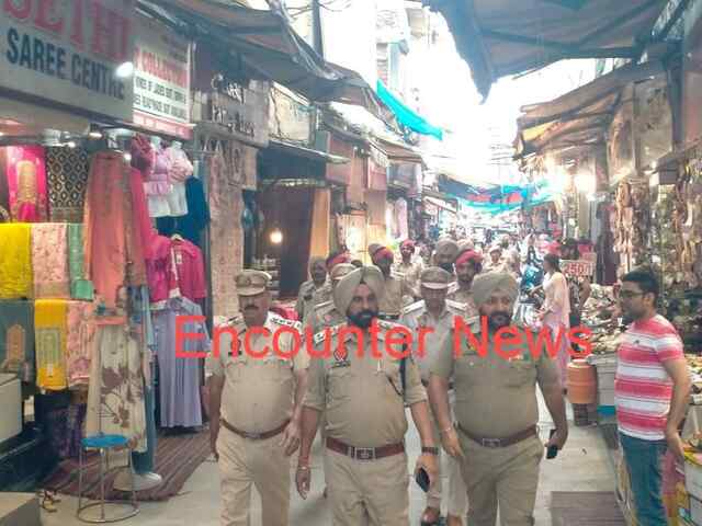 जालंधरः पुलिस ने निकाला फ्लैग मार्च, लोगों से की ये अपील