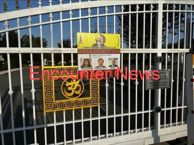 मंदिर के बाहर खालिस्तानी समर्थकों ने आतंकी निज्जर की फोटो लगा भारत के हाई कमिश्नर को लिखा वांटेड, देखें CCTV 