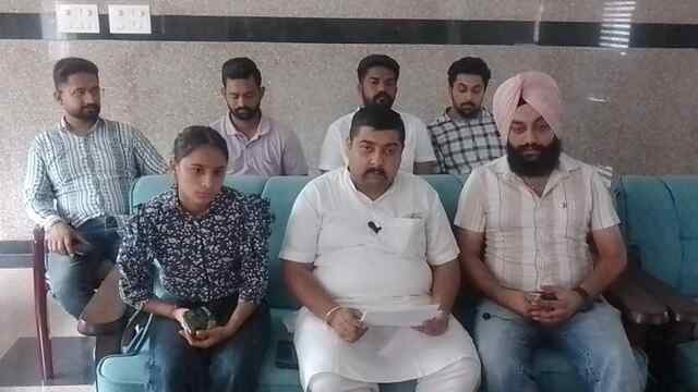 महिलाओं पर बड़ी-बड़ी बातें करने वाली स्मृति ईरानी के मुंह पर क्यों लगा है ताला: अखिल अग्निहोत्री, देखें वीडियो