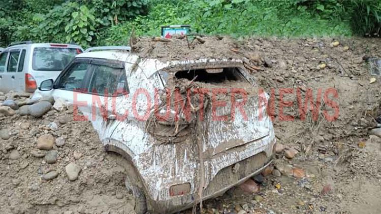 भारी Landslide में मलबे तले दबी सडक़ किनारे खड़ी 7 गाडिय़ां