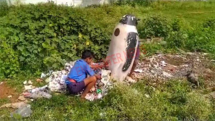 इस स्कूल में बच्चों से साफ करवाया कचरा