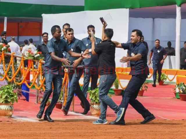 स्वतंत्रता दिवस समारोह के दौरान सीएम की सुरक्षा में हुई चूक..