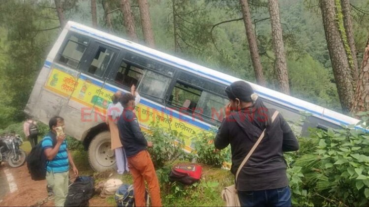 खाई में पेड़ पर अटकी सवारियों से भरी बस, मची चीख-पुकार, देखें वीडियो