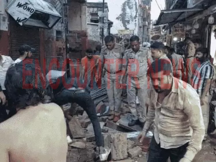 बांके बिहारी मंदिर के पास 2 मंजिला मकान का ऊपरी हिस्सा गिरा, 5 की मौत, देखें CCTV