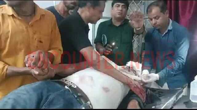 बेटी को कंधे पर बैठाकर जा रहे युवक को बाइक सवारों ने मारी गोली, देखें वीडियो