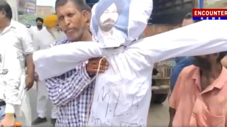 पंजाबः आप विधायक के दफ्तर में सब इंस्पेक्टर से हाथापाई, विरोधी पार्टियों ने किया प्रदर्शन, देखें वीडियो