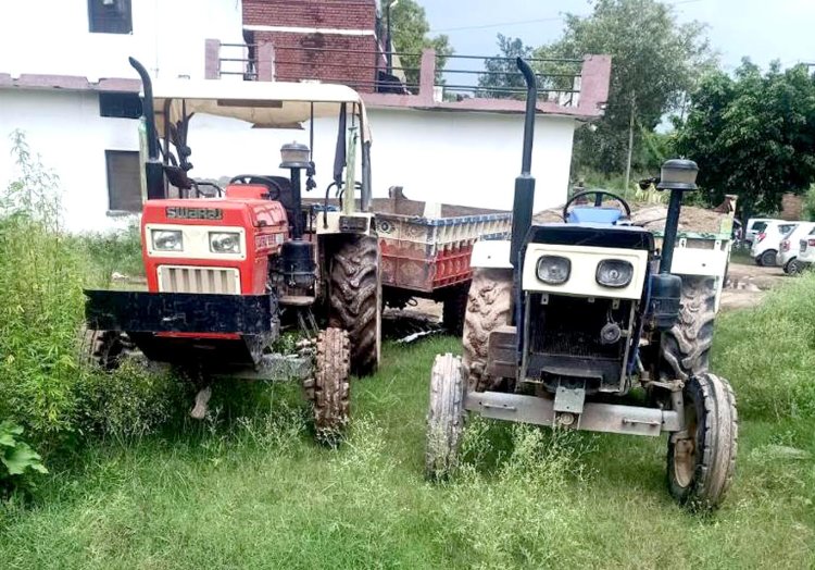 बाल्द नदी में रात को अवैध खनन करते दबोचे ट्रैक्टर