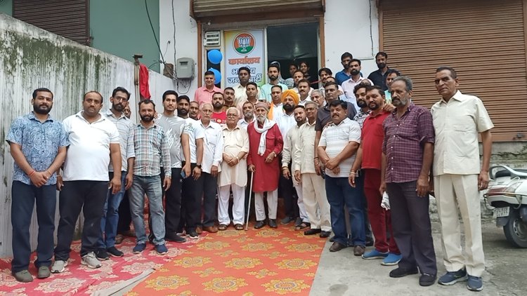 दून भाजपा मंडल के कार्यालय का शुभारंभ करते हुए पूर्व विधायक परमजीत सिंह पम्मी
