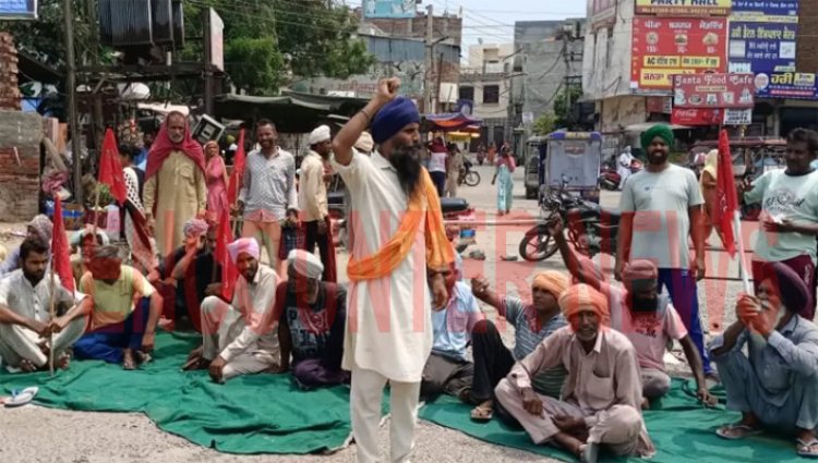 पंजाबः वाल्मीकि चौक पर धरने पर बैठे मजदूर, किया चक्का जाम