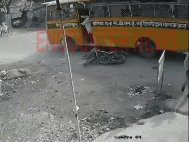 दर्दनाक हादसाः बस ने बाइक सवार को कुचला, देखें CCTV
