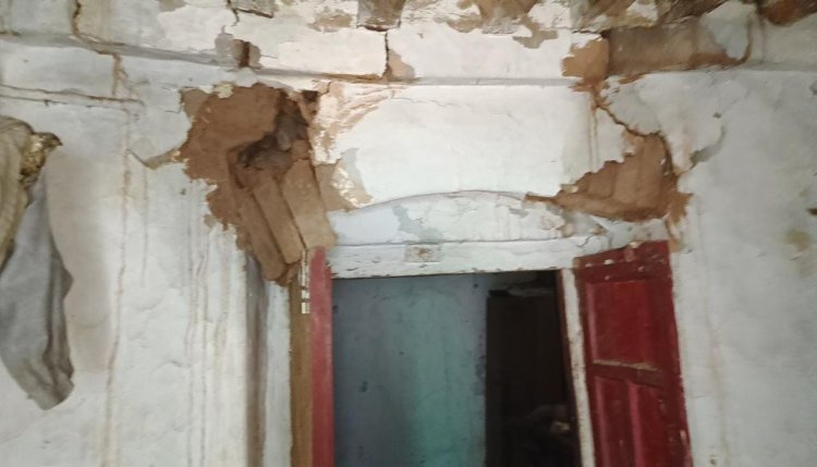 घरों में आई दरार,7 परिवार हुए बेघर