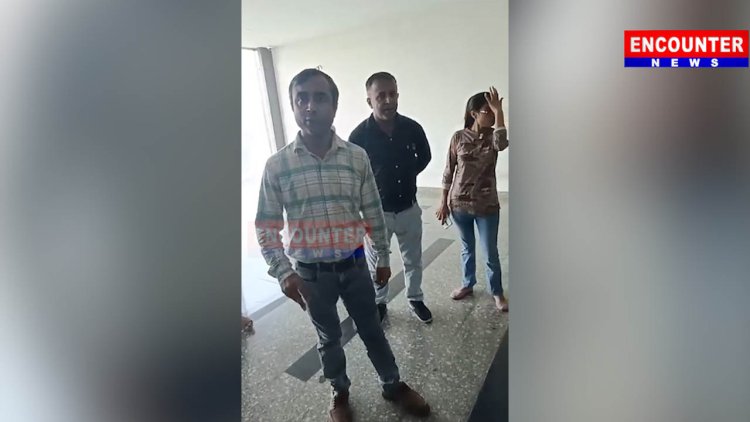 जालंधरः इस मेन चौक के पास लिफ्ट में फंसे Midland Finance Center के कर्मी, देखें वीडियो