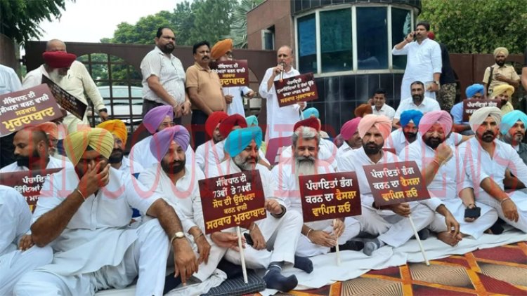पंजाबः कांग्रेस ने सरकार के खिलाफ खोला मोर्चा, लगाया धरना, देखें वीडियो