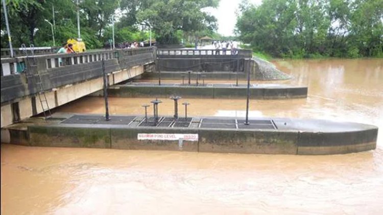 सुबह से हो रही बारिश के कारण फिर खोला सुखना लेक का गेट