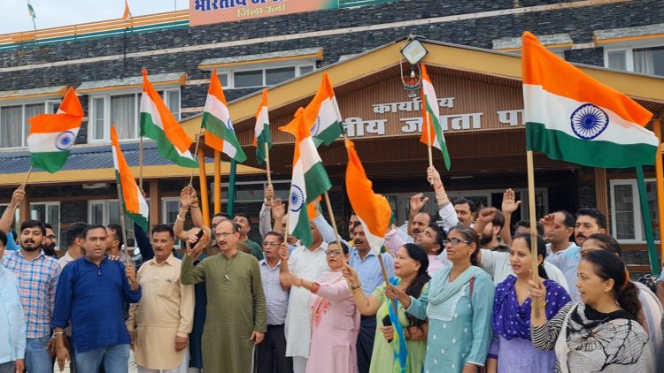 चंद्रयान-3 की सफल लैंडिंग के बाद भाजपा कार्यालय में जोश