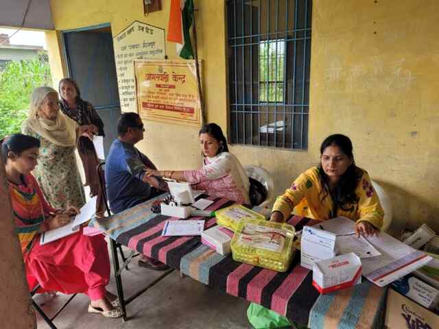 मैहतपुर मे जांचा 77 लोगों का स्वास्थ्य, 30 लोगों की रक्त जांच